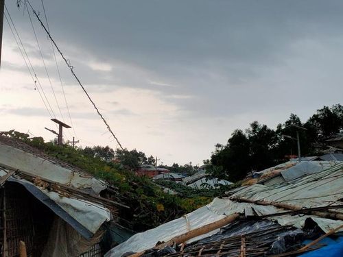  Mái nhà ở Cox's Bazar, Bangladesh được phủ bạt nhựa để chuẩn bị cho bão Amphan. 