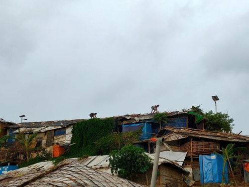  Ở nước láng giềng Bangladesh của Ấn Độ, các quan chức cho biết ít nhất bốn người đã thiệt mạng và điện bị cắt ở một số quận. Trong ảnh, người dân gia cố lại mái nhà ở Cox's Bazar, Bangladesh trước khi bão Amphan đổ bộ. 