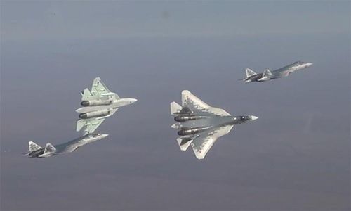 Tuy tín hiệu bộc lộ radar Su-57 lớn hơn F-22 nhưng bù lại sự cơ động của loại máy bay này lại cao hơn hẳn đối thủ đến từ Mỹ. Với tính năng chiến đấu cao như vậy, Su-57 trở thành đối thủ lớn nhất của tiêm kích F-22 của Mỹ.
