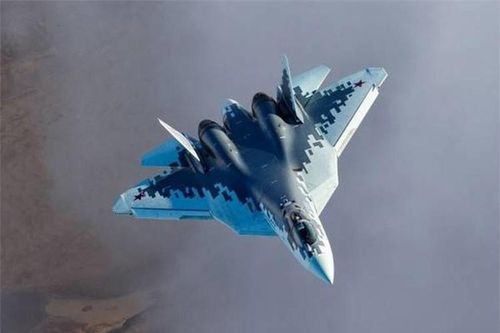 Bộ Quốc phòng Nga năm ngoái ký hợp đồng mua 15 tiêm kích Su-57 hoàn chỉnh để nhận bàn giao trong giai đoạn 2019-2020.
