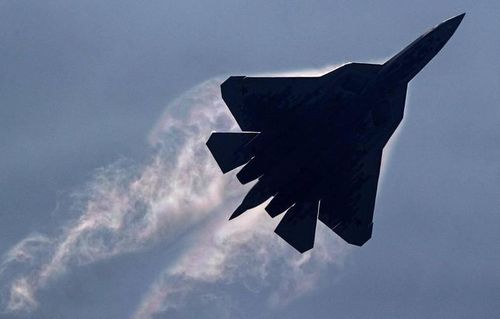 Cũng có những đồn đoán từ trước rằng máy bay Su-57 sẽ được trang bị công nghệ tàng hình Plasma tiên tiến. Với công nghệ tàng hình Plasma, tín hiệu điện từ phát ra từ các đài radar và các phương tiện thông tin vô tuyến hầu như bị hấp thụ hoàn toàn và các đài radar của đối phương hầu như bị “mù tuyệt đối”, kể cả radar ở dải sóng mét và sóng mm