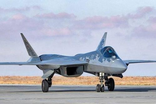 Su-57 được phủ vật liệu hấp thụ sóng radar và có thiết kế tối ưu cho khả năng tàng hình trước thiết bị trinh sát điện tử của đối phương.