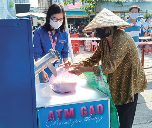 Người dân nhận gạo từ Chương trình “ATM gạo - Chia sẻ yêu thương”