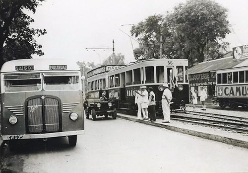 Xe buýt tuyến trung tâm Sài Gòn - Phú Nhuận đón khách tại trạm xe điện trên đại lộ Hàm Nghi, Sài Gòn năm 1949.