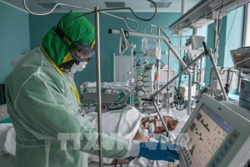 Nhân viên y tế chăm sóc bệnh nhân COVID-19 tại bệnh viện ở Moskva, Nga ngày 14/5/2020. Ảnh: THX/ TTXVN