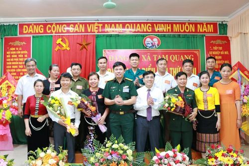 Đại hội bầu BCH Đảng bộ xã Tam Quang nhiệm kỳ 2020 - 2025 gồm 14 đồng chí. Đồng chí Nguyễn Hoàng Sơn giữ chức Bí thư Đảng ủy xã. Trong ảnh: Đồng chí Phan Đức Sơn- Chủ tịch UBND huyện Tương Dương tặng hoa chúc mừng BCH mới. Ảnh: Đ.C