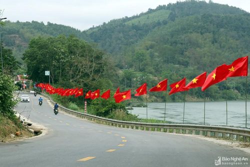 Không khí chào mừng Đại hội trên địa bàn xã Tam Quang. Ảnh: Đ.T