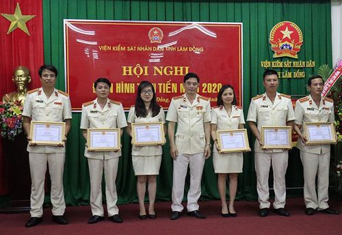 Lãnh đạo Viện Kiểm sát Nhân dân tỉnh tặng giấy khen cho các cá nhân có thành tích xuất sắc trong phong trào thi đua
