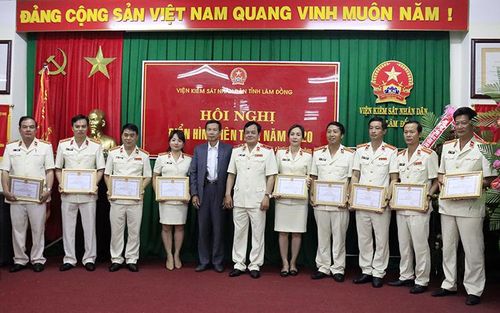 Lãnh đạo tỉnh tặng giấy khen cho các tập thể có thành tích xuất sắc
