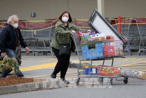 Người dân đeo khẩu trang nhằm ngăn chặn sự lây lan của dịch COVID-19 tại Vancouver, Canada ngày 4/5/2020. Ảnh: THX/TTXVN