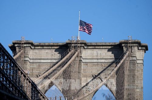 Cờ rủ được treo tại New York, Mỹ, tưởng nhớ các nạn nhân tử vong do dịch COVID-19, ngày 21/4/2020. Ảnh: AFP/TTXVN