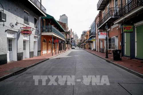 Các cửa hàng đóng cửa do dịch COVID-19 tại New Orleans, bang Louisiana, Mỹ ngày 23/4/2020. Ảnh: AFP/TTXVN