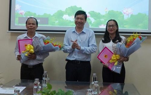 Phó Chủ tịch UBND tỉnh Phạm Thiện Nghĩa trao quyết định cho bà Ngô Thị Ngọc Sương và ông Trần Tấn Lực