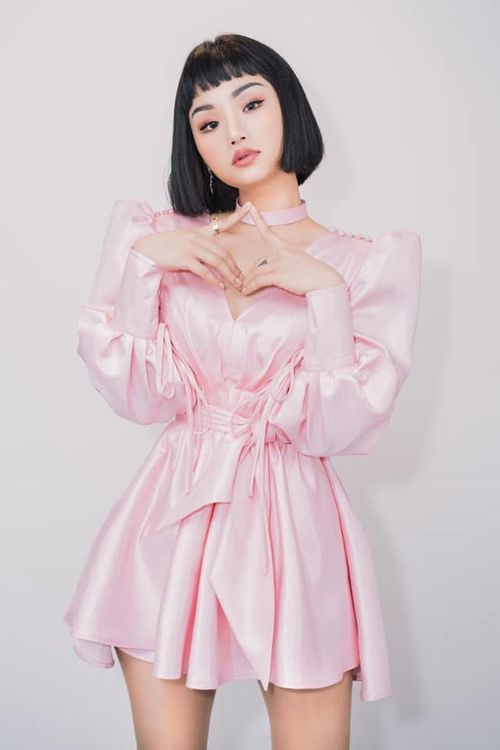 Nữ diễn viên "Em là bà nội của anh" cũng thường xuyên chọn lối make up tone cam hồng trẻ trung và thả tóc giản đơn trẻ trung đúng độ tuổi.