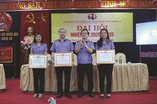 VKSND tỉnh Nghệ An khen thưởng tập thể, cá nhân trong phong trào thi đua học tập, làm theo lời Bác dạy. 
