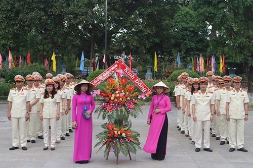 Cán bộ, công chức, viên chức VKSND tỉnh Nghệ An báo công dâng Bác. Ảnh Nguyễn Đình Hồng. 