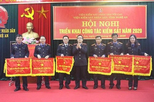 Viện trưởng VKSND tỉnh Nghệ An Tôn Thiện Phương thừa ủy quyền của Viện trưởng VKSND tối cao trao Cờ đơn vị dẫn đầu phong trào thi đua năm 2020 tặng các đơn vị. 