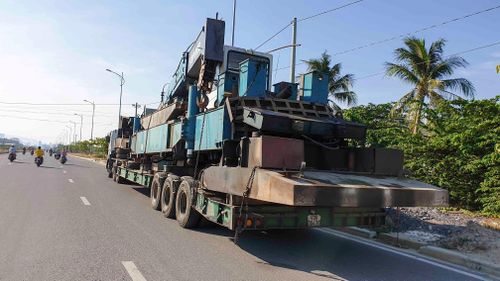 Thanh tra giao thông chỉ ra phương tiện vi phạm 5 lỗi.
