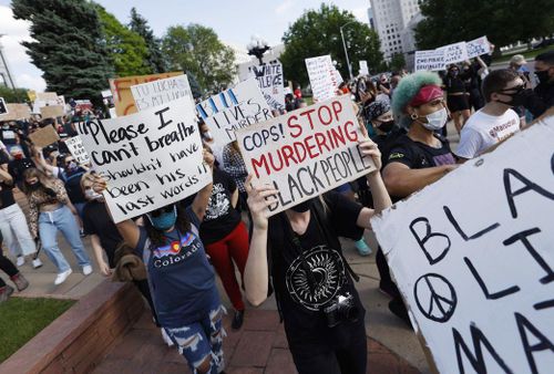 Người dân Mỹ xuống đường biểu tình sau vụ việc trên. Ảnh: Chicago Tribune.