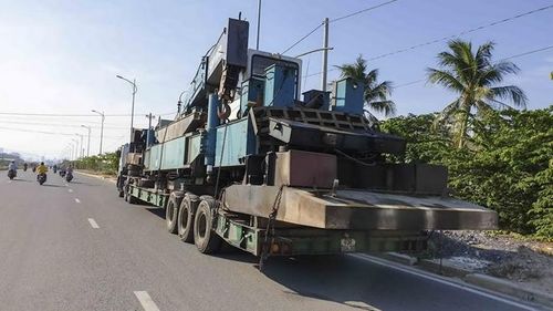 Không chỉ vi phạm vượt quá tải trọng cho phép mà thiết bị công trình vận chuyển trên xe ô tô tải BKS 73C-059.14 vượt quá khổ giới hạn cho phép. Ảnh : Thành Nam