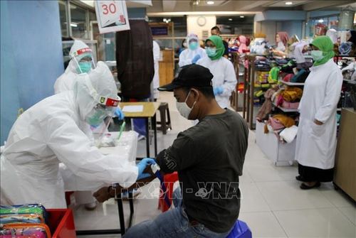 Một địa điểm xét nghiệm nhanh COVID-19 tại Surakarta, Indonesia, ngày 22/5/2020. Ảnh: THX/TTXVN