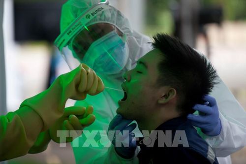 Lấy mẫu xét nghiệm COVID-19 ở Jakarta, Indonesia. Ảnh: THX/TTXVN