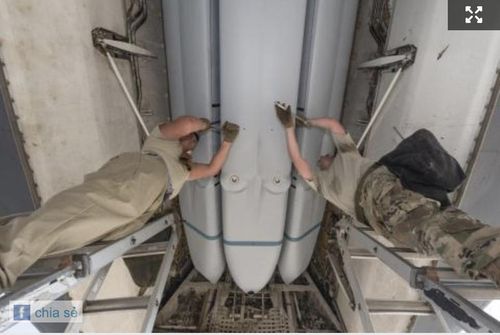  Tên lửa AGM-158 JASSM đang được lắp vào khoang máy bay B-1B Lancer 