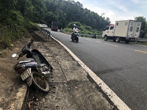 Chiếc xe của đối tượng vứt lại khi bị truy đuổi