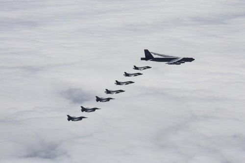 Máy bay B-52 của Mỹ được hộ tống bởi tiêm kích F-35 và F-16 của Na Uy. Ảnh: USAF