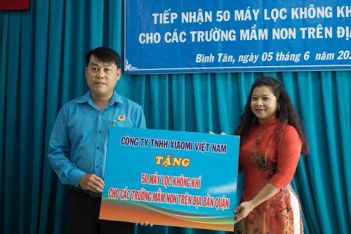 Đại diện Xiaomi Việt Nam (phải) tặng 50 máy lọc không khí cho quận Bình Tân
