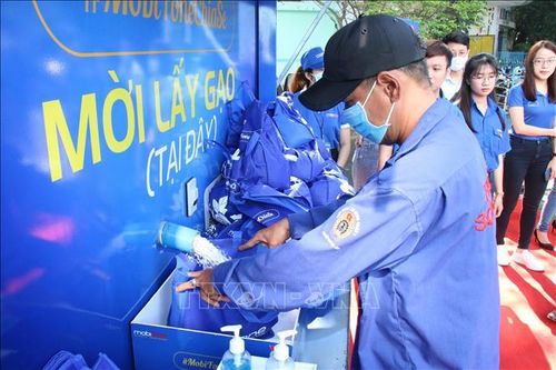 Người dân nhận gạo từ cây ATM gạo.