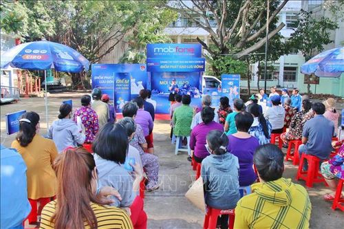 Người dân khu vực quận 8 đến nhận gạo miễn phí từ chương trình.