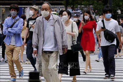 Người dân đeo khẩu trang phòng dịch COVID-19 tại Tokyo, Nhật Bản ngày 31/5/2020. Ảnh: AFP/TTXVN