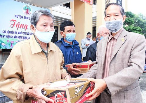 Trưởng Ban đại diện Hội NCT tỉnh thăm, tặng quà cho NCT có hoàn cảnh khó khăn ở Triệu Phong. Ảnh: TH
