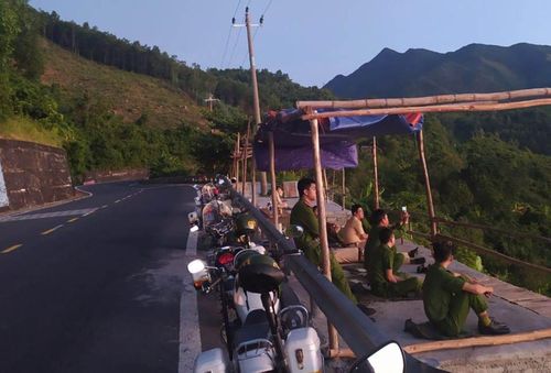 Lực lượng công an chốt chặn truy bắt nghi phạm tại khu vực núi Hải Vân (địa phận giáp ranh TP.Đà Nẵng và tỉnh Thừa Thiên – Huế).