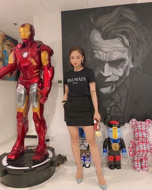  Áo phông Balmain kết hợp chân váy ngắn cùng tông là chọn lựa gần đây của Miu Lê. 