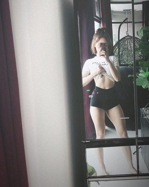 Miu Lê chia sẻ cô đã tập gym đều đặn trong 13 tháng cùng chế độ ăn khoa học, hạn chế đồ ăn nhanh, đồ ngọt, và đi ngủ đúng giờ. Đặc biệt hơn, cô không nhịn ăn cơm, không bỏ bữa mà vẫn xuống ký thành công. Kể từ khi lột xác về vóc dáng, giọng ca 29 tuổi xuất hiện với trang phục gợi cảm, khoe 3 vòng triệt để. 
