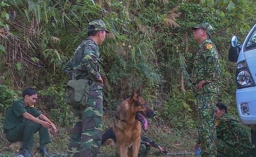  hơn 200 cán bộ, chiến sĩ vẫn chưa bắt được kẻ đào tẩu. Ảnh: Đoàn Nguyên. 