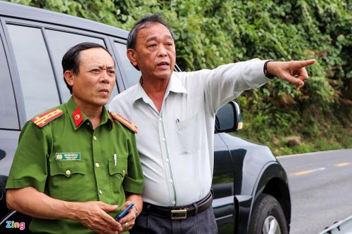 Đại tá Trần Mưu, Phó giám đốc Công an Đà Nẵng (áo xám), chỉ đạo lực lượng công an truy tìm Triệu Quan Sự. Ảnh: Thanh Đức.