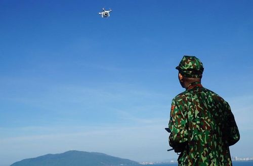 Bộ đội biên phòng bay flycam để trinh thám từ trên cao. Ảnh: Nguyên Vũ.