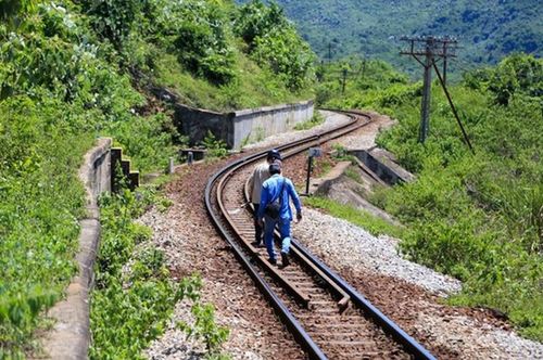 Lực lượng trinh sát làm nhiệm vụ tuần tra dọc tuyến đường sắt qua đèo Hải Vân. Ảnh: Tiền phong.