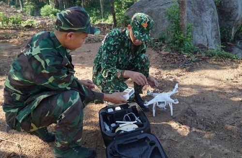  Bộ đội biên phòng Đà Nẵng sử dụng flycam hỗ trợ truy tìm đối tượng t.ại các khu vực đồi rẫy ở đèo Hải Vân.