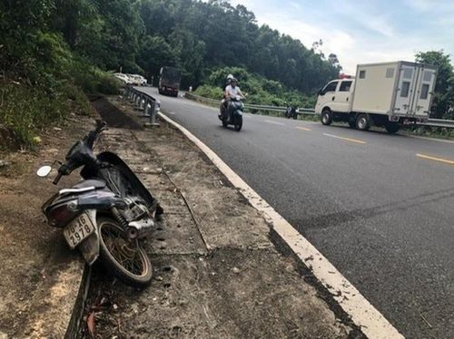  Xe máy nghi do phạm nhân vượt ngục Triệu Quân Sự sử dụng bỏ lại trên đèo Hải Vân. 