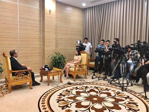 Ông Nguyễn Văn Thân, Chủ tịch Hiệp hội DNNVV trả lời phỏng vấn bên lề Hội nghị trực tuyến "Hỗ trợ DNNVV tận dụng cơ hội thực thi hiệu quả EVFTA". Ảnh: DNVN/Minh Hoa.