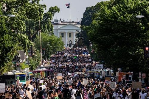 Hàng ngàn người xuống đường ở Washington D.C ngày 6/6. Ảnh: Getty Images