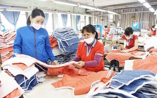 Công nhân Công ty May Chiến Thắng may áo xuất khẩu. Ảnh: TRẦN ĐỨC