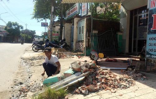 Người dân thôn Phú Hòa 2 (xã Hòa Nhơn) tự giác giải tỏa phần cơi nới, hưởng ứng xây dựng tuyến đường kiểu mẫu NTM.