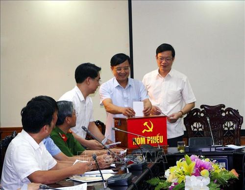 Các đại biểu bỏ phiếu xét công nhận xã Xuân Khê đạt chuẩn nông thôn mới kiểu mẫu.