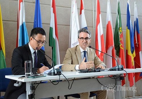 Ông Pier Giorgio Aliberti - Đại sứ EU tại Việt Nam (bên phải) - phát biểu tại buổi họp báo