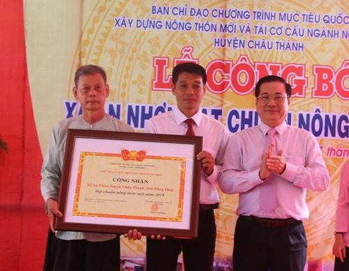 Phó Chủ tịch UBND tỉnh Đồng Tháp Nguyễn Thanh Hùng trao quyết định đạt chuẩn nông thôn mới cho lãnh đạo xã An Nhơn